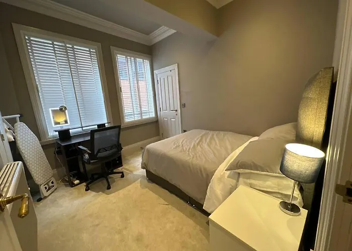 Stunning 2-Bedroom In Centre